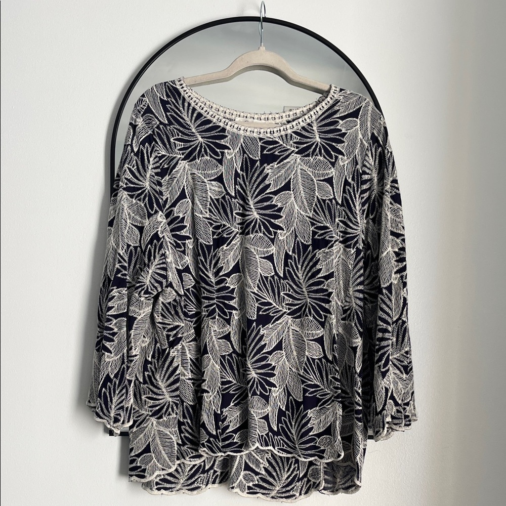 🎉5/$25 Solitaire dark navy & White Floral Lace-Trim Tunic